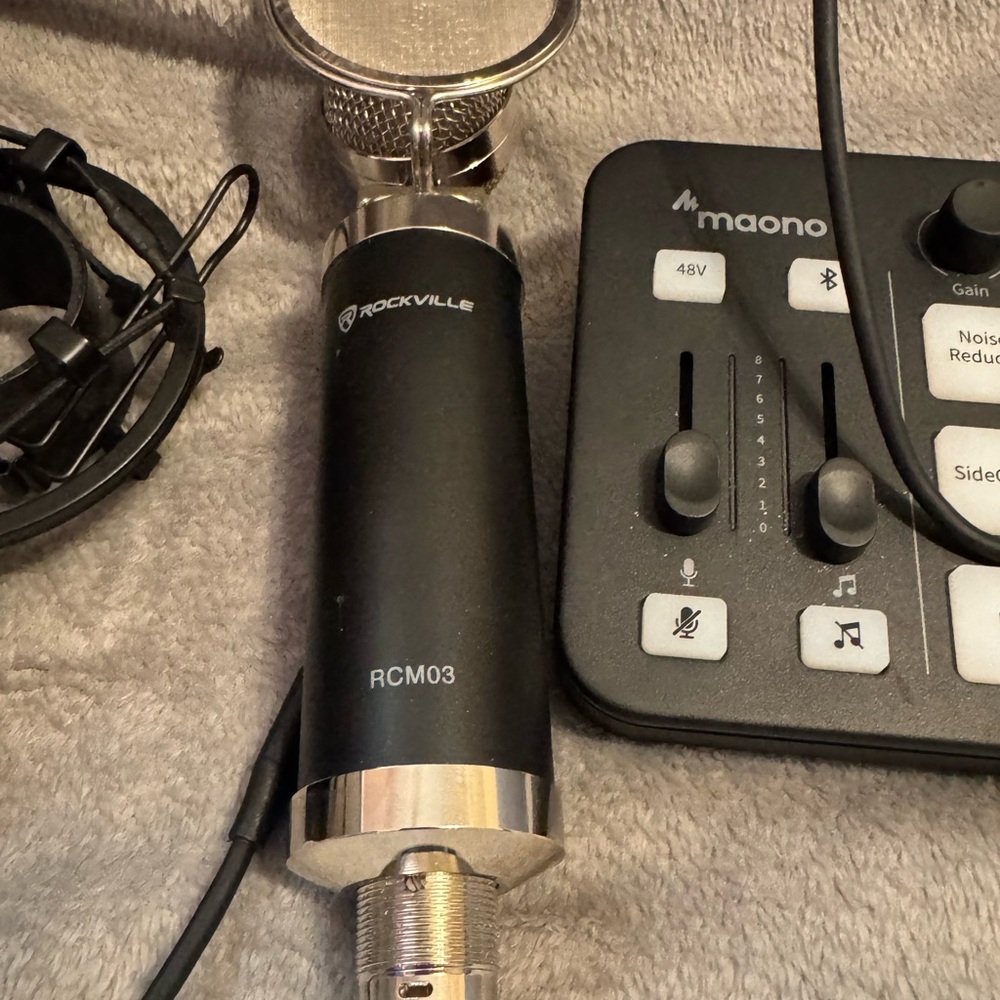 Microphone and audio interface bundle - Picture 3 of 6